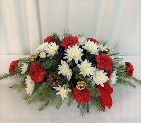 Holiday Table with Gold Accents. from local Myrtle Beach florist, Bright & Beautiful Flowers